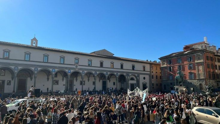 Firenze, i ragazzi in corteo per il clima: "I soldi per l'ambiente non ci sono mai?"