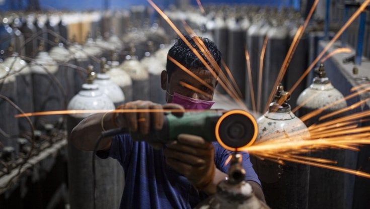 La ripresa si rafforza: balzo per la manifattura dell'Eurozona, ma crescono anche i ritardi nelle forniture