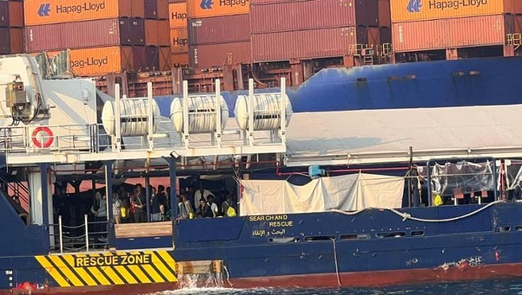 A Salerno la nave con 71 migranti: ci sono 37 minori non accompagnati