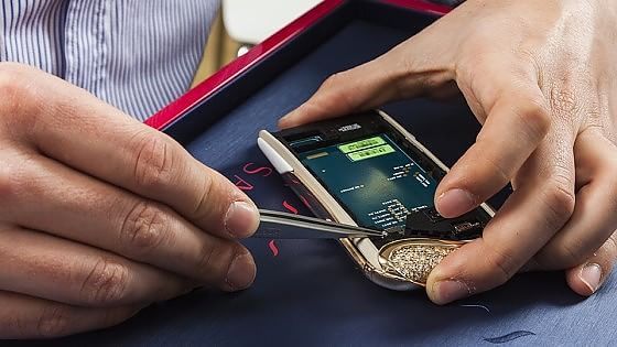 Lo smartphone di lusso costa fino a 100mila euro e parla italiano
