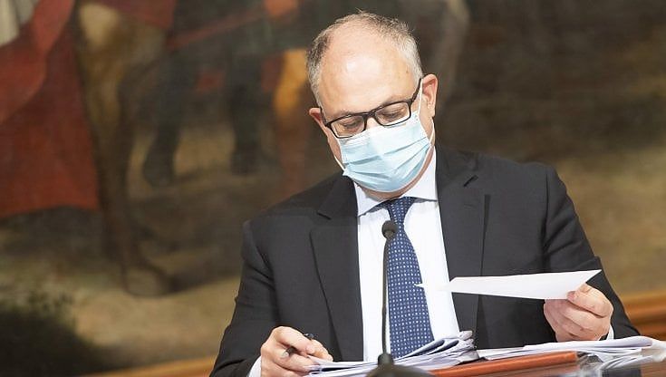 Manovra approvata in Cdm. Sgravi per assunzioni di giovani e donne. Polemica dei sindacati, ricevuti a cose fatte. Conte duro: "Mai parlato di concertazione"
