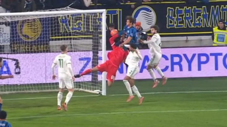 Il Var protagonista in campo: l’arbitro non decide più, ormai è una vera moviola