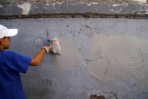 Esquilino, decoro fai-da-te: anche i bambini in strada con scope e pennelli