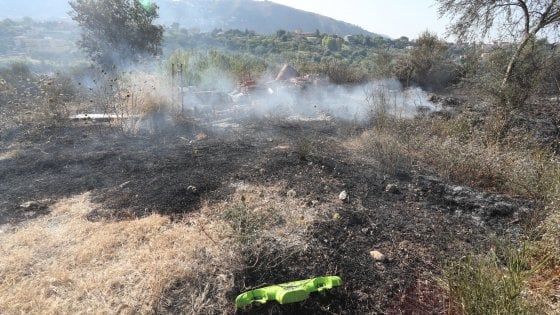 Emergenza incendi nel Palermitano, a Misilmeri i forestali senza mezzi vanno a piedi
