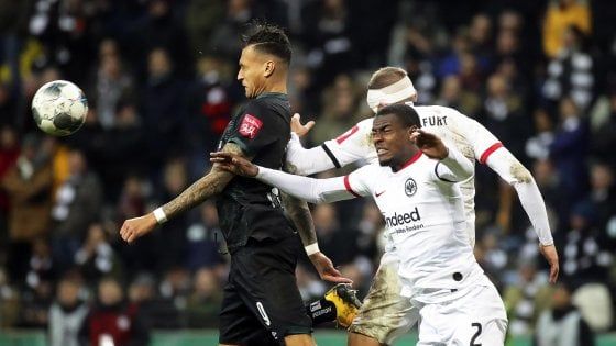 Europa League, Basilea-Eintracht cercano uno stadio: la Svizzera vieta la partita per il coronavirus