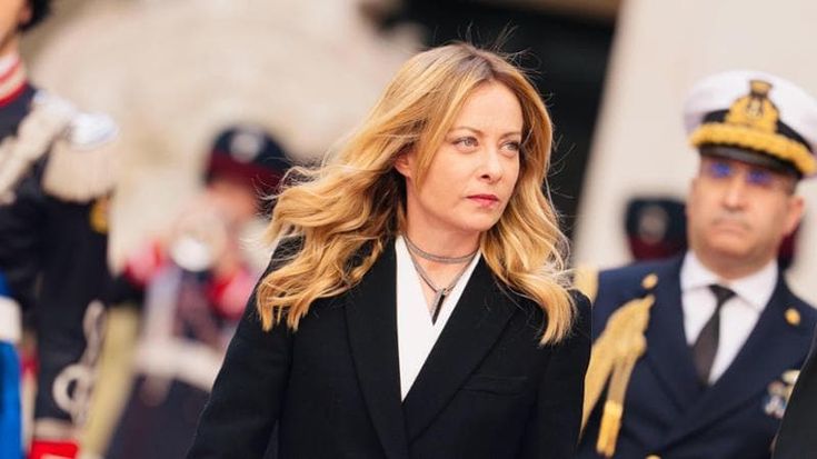 Meloni a Parigi al vertice dei Volenterosi per Hormuz: “Disponibili a fornire navi”