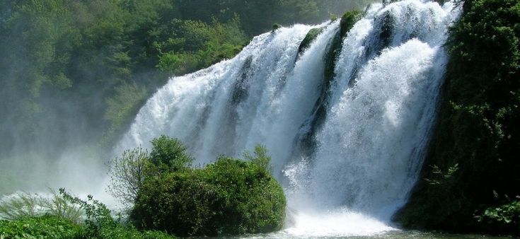 Vivere a pieno la Cascata delle Marmore tra rafting, trekking e passeggiate notturne: un progetto in Umbria