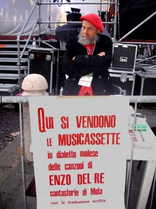 Enzo Del Re, il suonatore di sedie che cantava per i lavoratori