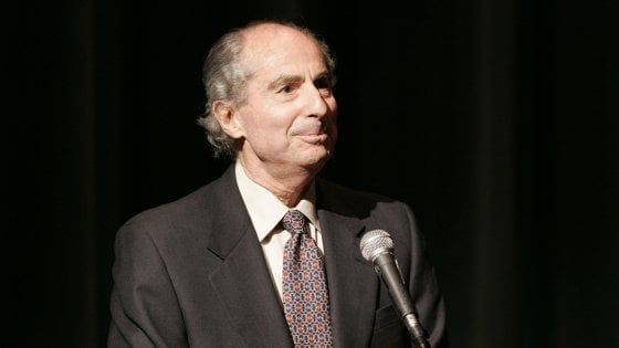 "Se n'è andato il più grande": Twitter in lutto per la morte di Philip Roth 
