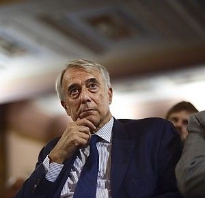 Pisapia: "Voterei Renzi premier,<br />solo lui pu&ograve; vincere le elezioni"