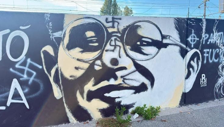 Viareggio, svastiche e croci celtiche sul murale dedicato a due partigiani