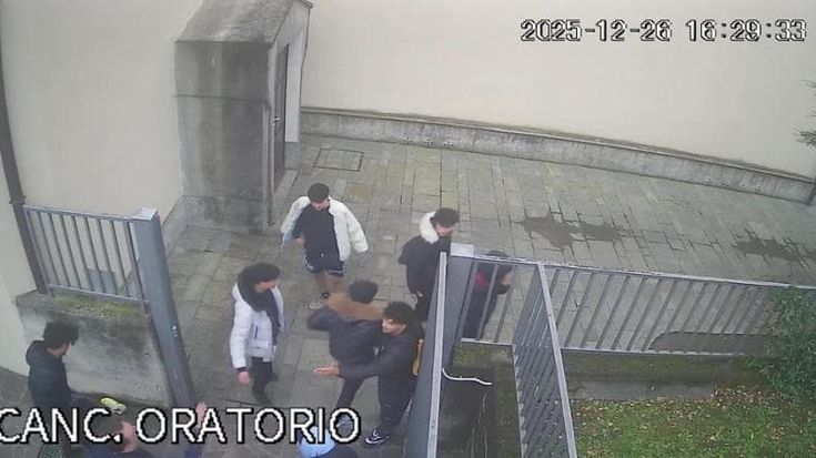 La partita abusiva nel campetto dell’oratorio scatena la polemica contro gli stranieri