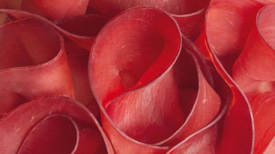 La sfida della bresaola: addio allo zebù, torna la carne italiana 