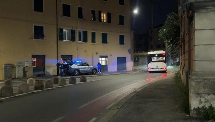 Tredicenne accoltellato sul bus a Genova Rivarolo, sedicenne in questura