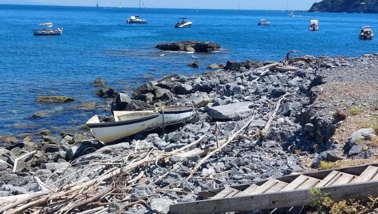 Palmaria, nella “Capri della Liguria” di Toti tra rifiuti e cavi dell’alta tensione scoperti