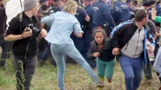 "Presa dal panico, non sono razzista". Si scusa la reporter che aveva scalciato i migranti