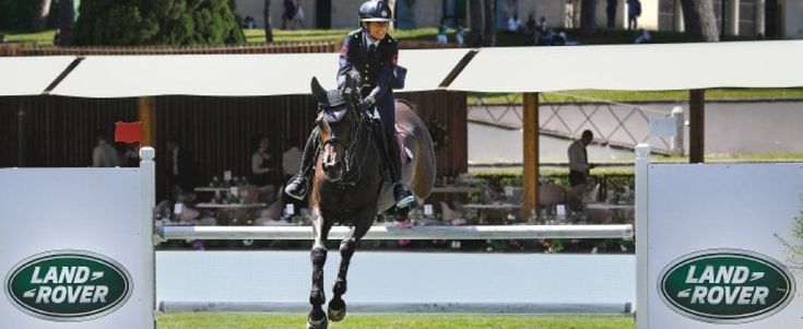 Land Rover sale a cavallo: show a Piazza di Siena