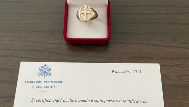 Anello del papa e firma della regina Elisabetta: i falsi spediti con l'identità della nonna morta