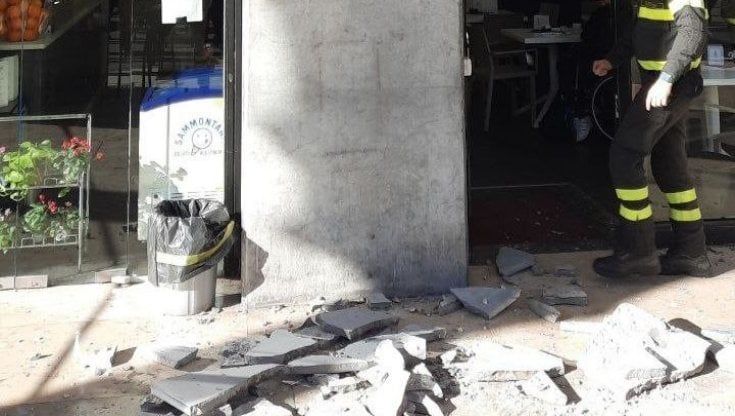 In piazza Vittoria a Brescia si stacca una lastra di marmo dai portici: ferito un uomo che consegnava il caffè al bar