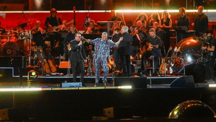 Gigi D’Alessio conquista piazza del Plebiscito: “È la festa dei napoletani”