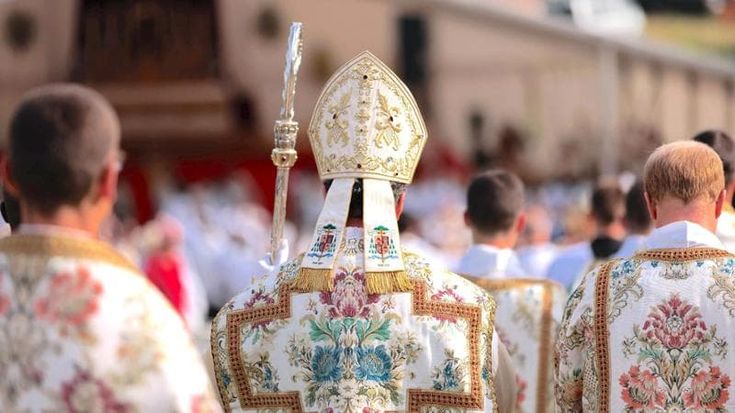 Vescovi, glamour e resort, lo scisma show dei lefebvriani dalla Chiesa di papa Leone