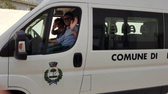 Salento, la scuola elementare è in un altro paese: il vicesindaco guida lo scuolabus con 7 bambini