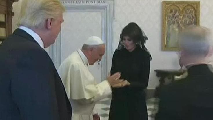 Il Papa a Melania su Trump: "Cosa gli dai da mangiare, putizza?"