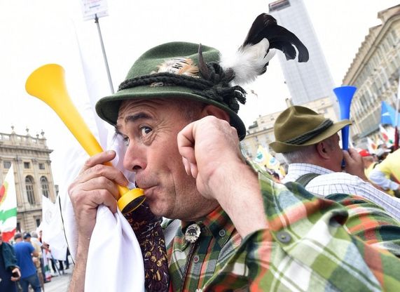 Legge regionale sulla caccia, la protesta delle "doppiette" in corteo a Torino