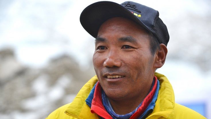 Sale sulla cima dell'Everest per 26 volte: il record dello sherpa nepalese