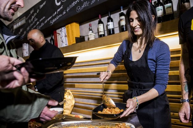 Roma, Comunali: Virginia Raggi serve amatriciana e cacio pepe per l'autofinanziamento