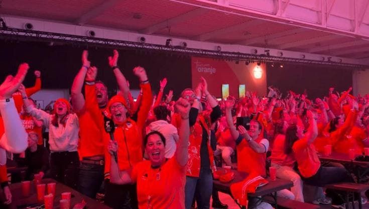 Olimpiadi, il muro arancione di Casa Olanda esplode per Jutta Leerdam tra cori, birra e bandiere