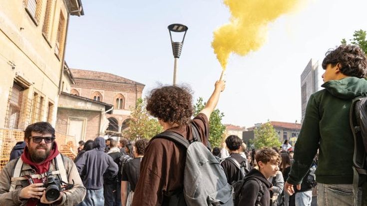 Vandalismo e violenze nei cortei, l’appello dal mondo della scuola: “Non rovinate la protesta”