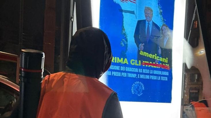 Manifesti in città contro il governo Meloni, azione nella notte dei Fridays for future