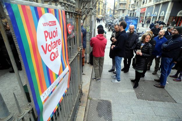 Primarie Milano, via alla due giorni di voto: in coda dalle 8 del mattino