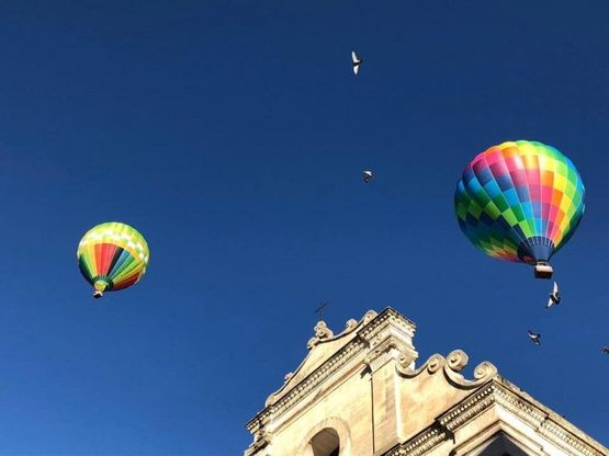 Bari, lo spettacolo delle mongolfiere nei cieli della Murgia