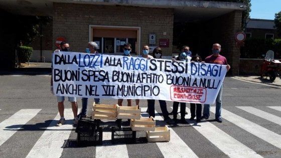 Roma, protesta delle cassette vuote: blitz davanti al VII municipio