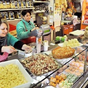Difende radici emiliane la gastronomia Ferri nel rione multiculturale