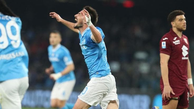 Il Napoli batte 2-1 il Torino e ritrova le sue star. Sal Da Vinci partecipa alla festa azzurra