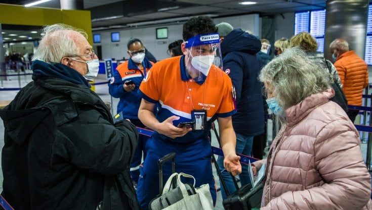 Meno morti, più vaccini e Pil: così il green pass ha aiutato Francia, Italia e Germania ad affrontare la pandemia 