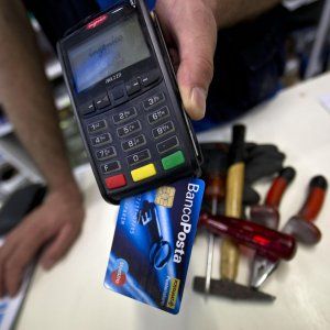 Banche, via alle commissioni uniche: 0,3% per carta di credito, 0,2% per bancomat