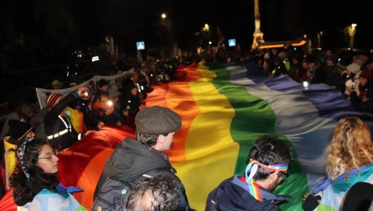 La bandiera della pace alle primarie Pd. Letta: "Accanto a quella ucraina"