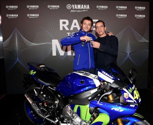 Valentino consegna la Yamaha YZF-R1 venduta all'asta su CharityStars