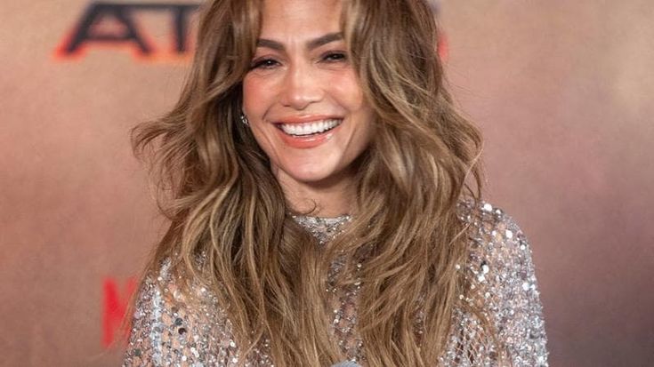 Jennifer Lopez contro l’intelligenza artificiale: “Hanno clonato la mia faccia piena di rughe per promuovere una crema”
