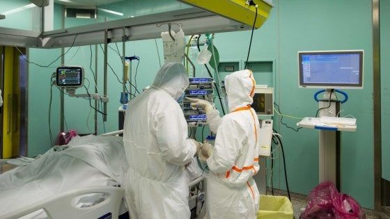 Coronavirus Roma, niente tamponi in prima linea. Rabbia dei medici: " 112 contagiati". Gemelli, parto col virus: tutto ok
