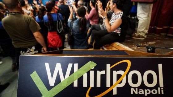 Whirlpool: "Non chiudiamo il sito di Napoli, si cerca una soluzione"