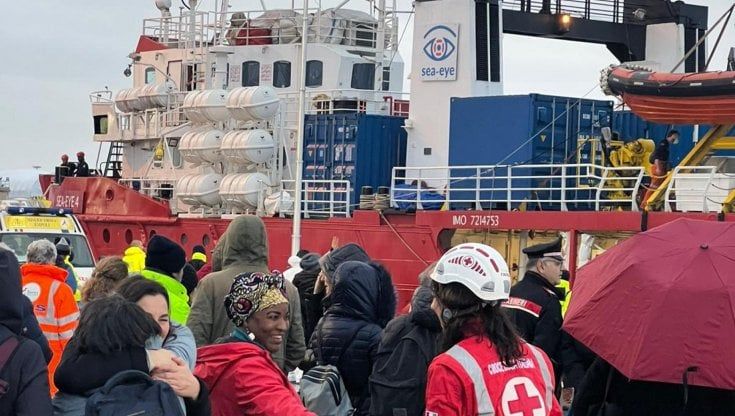 Migranti, il governo approva il nuovo decreto. Passa la stretta sulle Ong: sanzioni fino a 50mila euro e confische per le navi che violano le norme