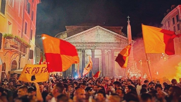 Conference League e Dybala, per la Roma mai un compleanno così bello: i 95 anni festeggiati con cori e cortei