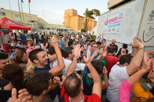 Tristi per la crisi? Serve un flash mob,<br />in fiera un mare di abbracci<br />&nbsp;