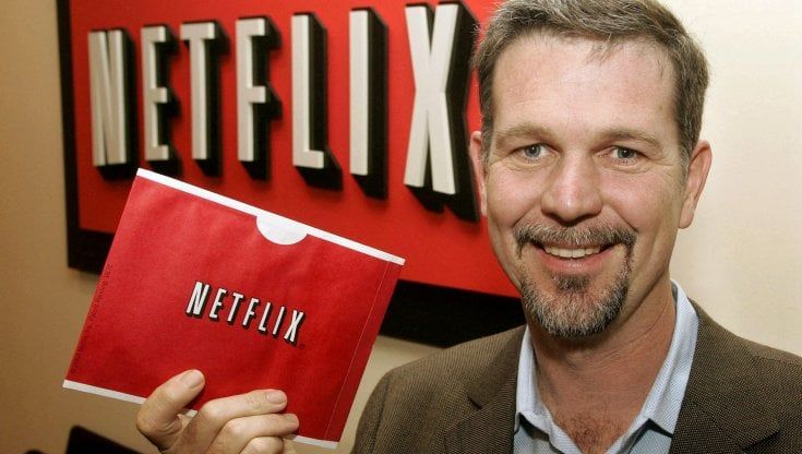 Netflix, conti a luci e ombre. Rinvia la stretta sulla condivisione delle password e dice addio ai Dvd
