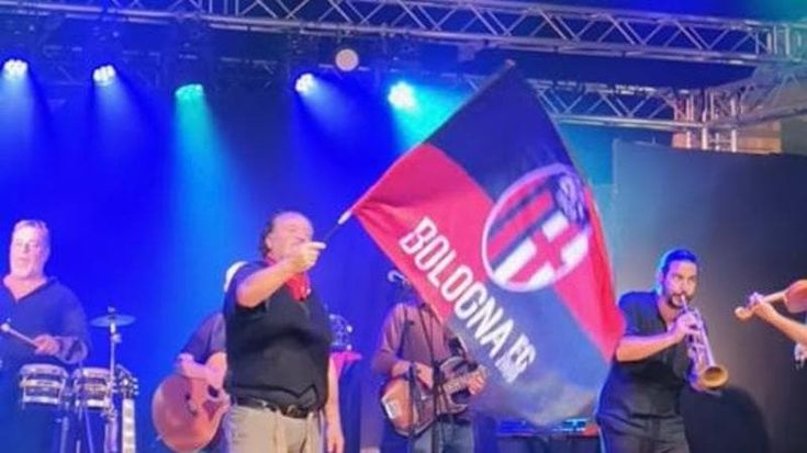 Bologna, i club contro Cisco: “Non doveva cantare Bella Ciao”. Ma molti tifosi si dissociano